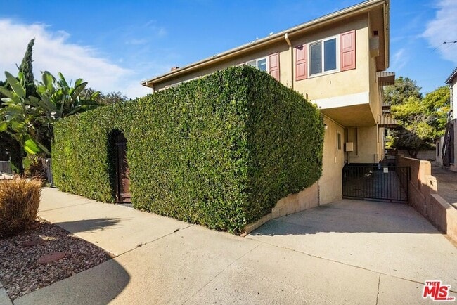 Building Photo - 11585 Riverside Dr