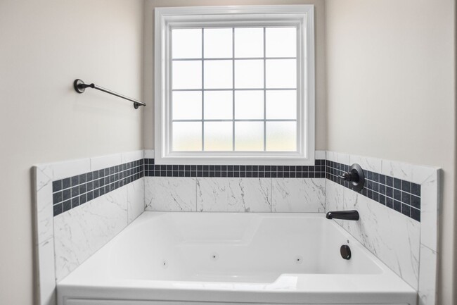 Building Photo - Pet Friendly Four Bedroom with Bonus!