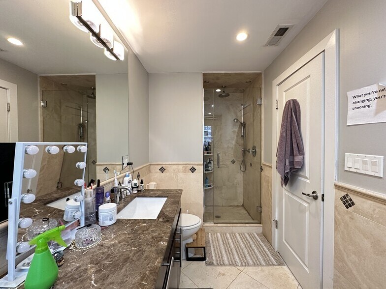 Building Photo - 917 N Damen Ave