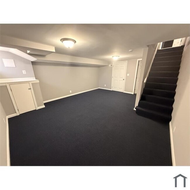 Building Photo - 3 bedroom with Parking