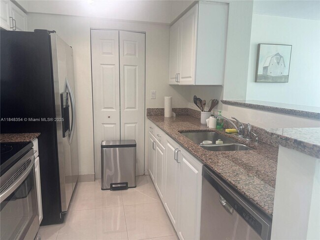 Building Photo - 1155 Brickell Bay Dr