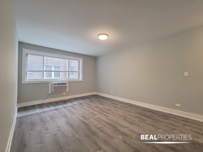 Building Photo - 530 W Surf St
