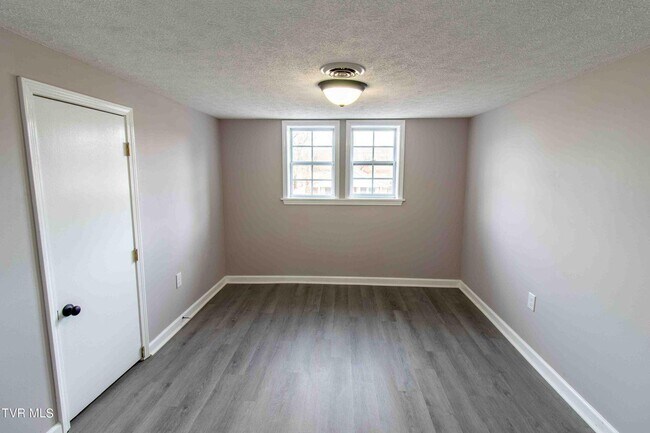 Building Photo - 1129 Cherry St