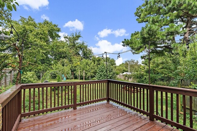 Building Photo - Adorable East Nashville Cottage w/ HUGE Fully-Fenced backyard!