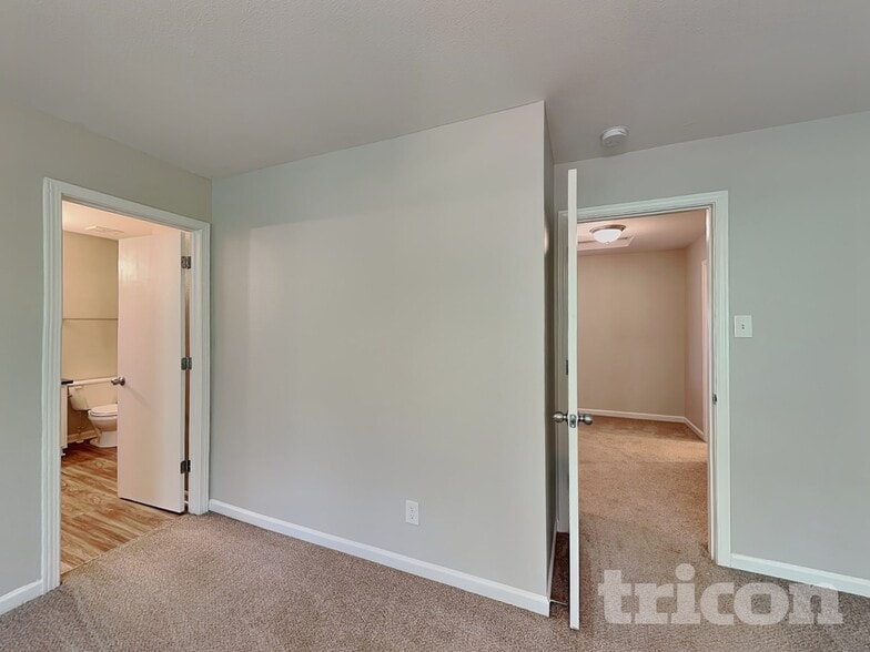 Building Photo - 7242 Fox Point Dr