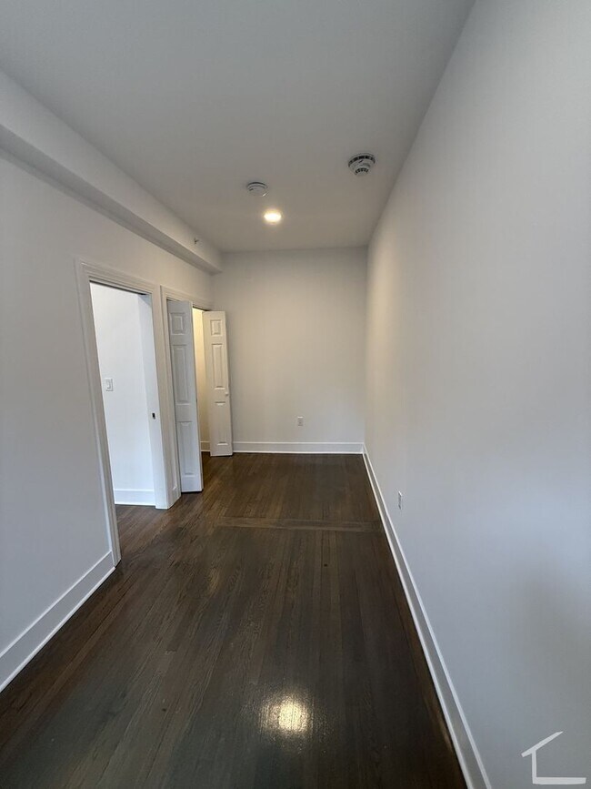 Building Photo - Check out this 1 bed 1 bath in Fenway