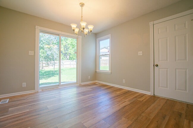 Building Photo - Updated Three Bedroom!