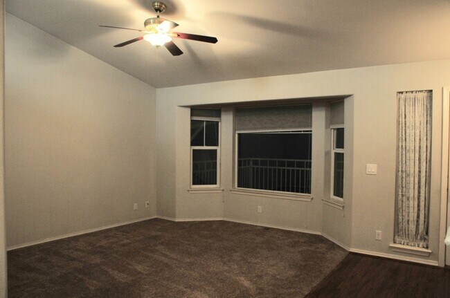 Building Photo - 4 bed 3 bath home with second living room