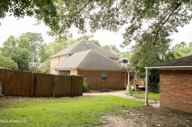 Building Photo - 110 Little John Ln