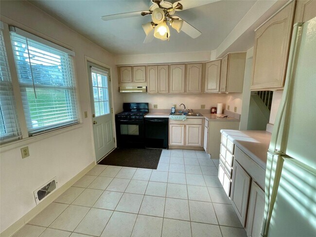 Building Photo - 328 Chestnut Ln