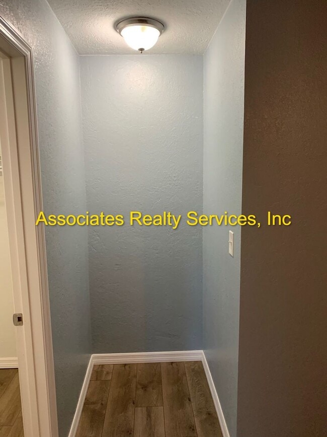 Building Photo - 2 Bed/2.5 bath End Unit Town home!  LOOK !!!