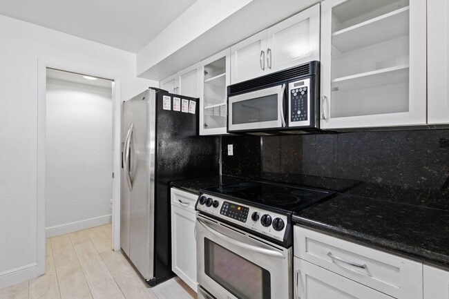 Building Photo - Luxury 2BR Penthouse in Coconut Grove | 1.5 Bath | Prime Miami Location