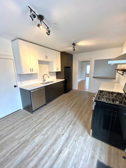 Kitchen. Stainless Steel fridge on the way - 618 Adams Street NE