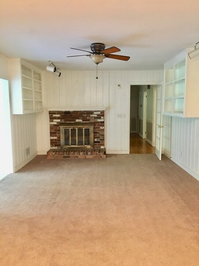Building Photo - Forest Acres