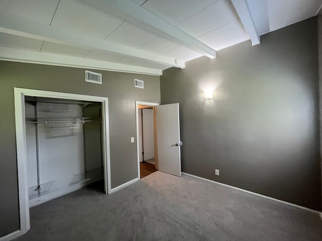 Building Photo - 2503 Broadmoor Dr
