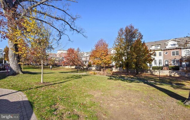 Building Photo - 900 N Garfield St