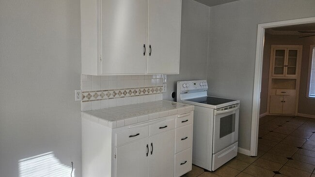 Building Photo - WOW!  Very Nice Updateds 3/1 Near Chestnut...