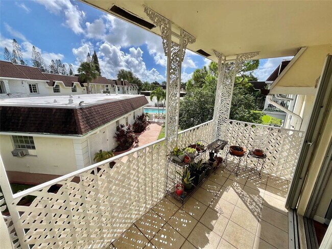 Building Photo - 700 SE 2nd Ave