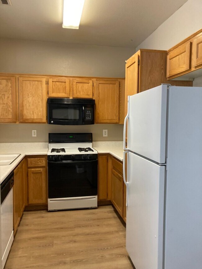 Building Photo - Townhouse 3 bedroom 2.5 bath 2 car garage