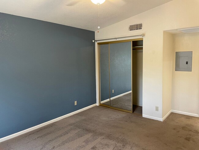 Building Photo - $1,000 MOVE IN CREDIT OFFERED!