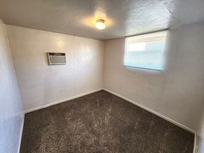Building Photo - 1037 Brownlee Ave