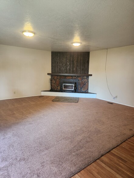 Building Photo - 425 Park Terrace Dr