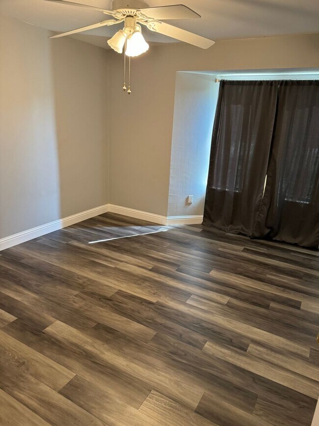 Building Photo - 3 bedroom 2 bath home in The Oaks