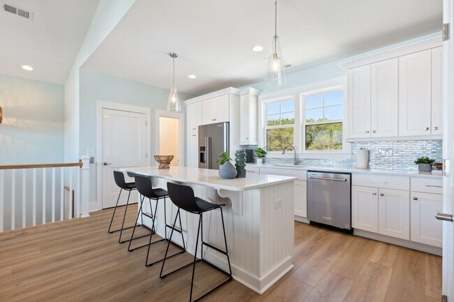 Building Photo - NEW HIGH END OFF-SEASON RENTAL NOW AVAILABLE