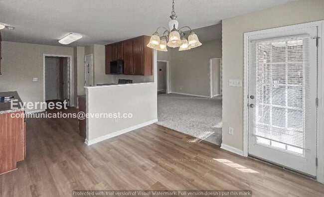 Building Photo - 3 Bed/2 Bath Home with Garage / Pet-Friendly / Vouchers Accepted / Available Now!