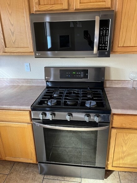 Stove - 2115 Hermosa Creek Dr SW