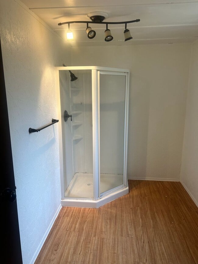 Building Photo - Adorable 2 Bedroom House for Rent in Maple...