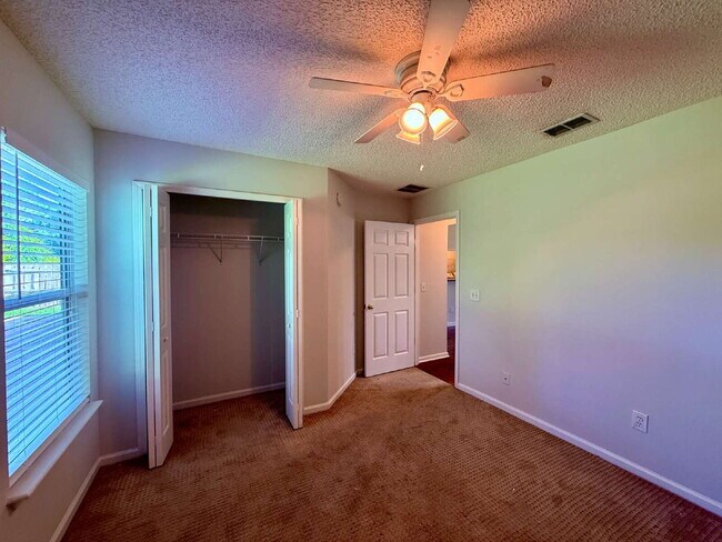 Building Photo - Stunning Lakefront Retreat: 3BR/2BA Home w...