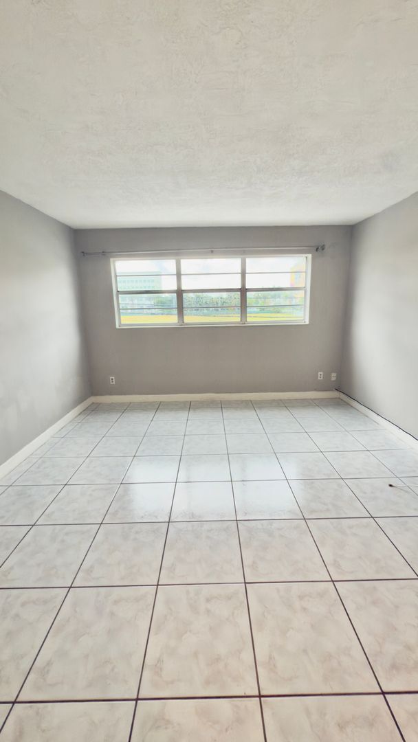Building Photo - Spacious 1-Bed Condo in Sutton House – 974...