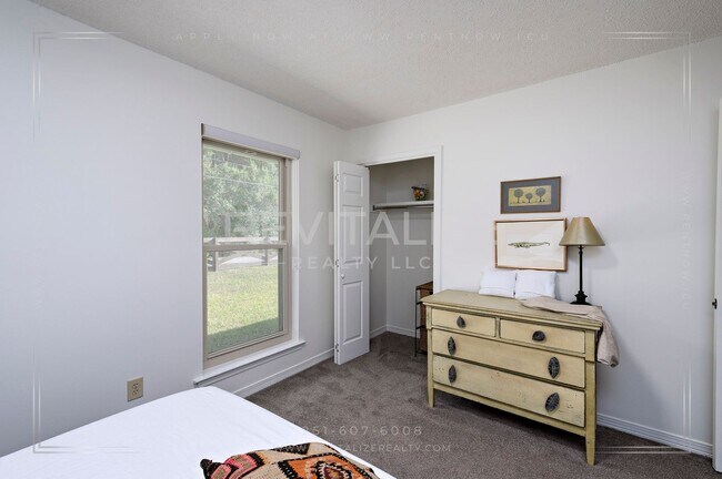 Building Photo - Stunning 3 Bed 2 Bath Brick Home with Huge Yard!