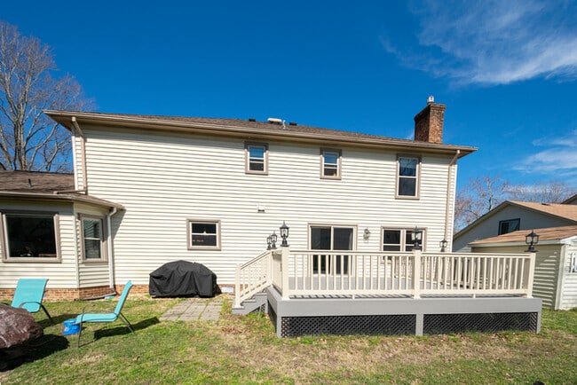 Building Photo - GORGEOUS 5 BEDROOM HOME LOCATED IN SALEM W...