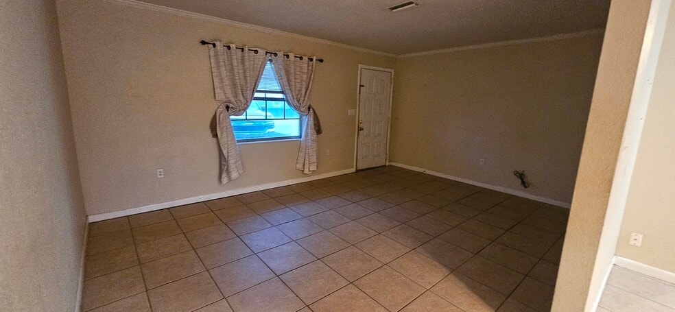 Living room - 31259 Fernway St