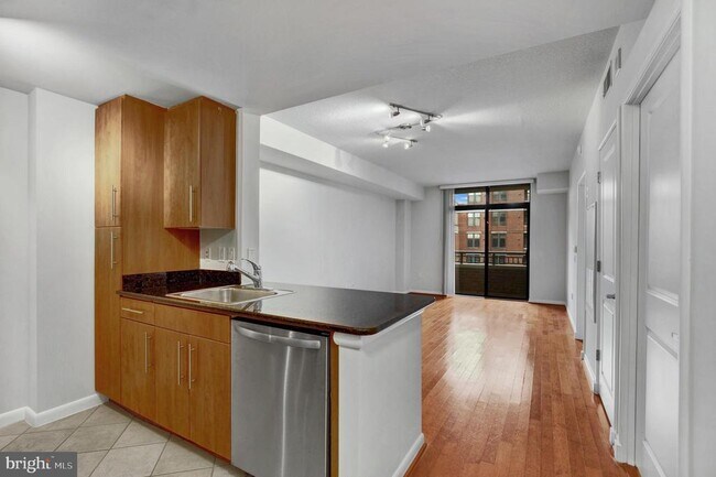 Building Photo - 1021 N Garfield St