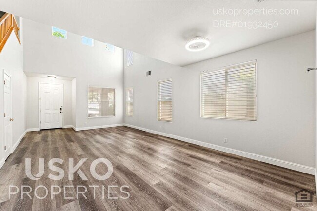Building Photo - "Spacious 4-Bedroom Retreat with 2.5 Baths...