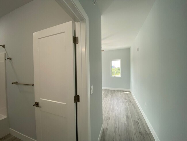 Building Photo - 132 E University Ave