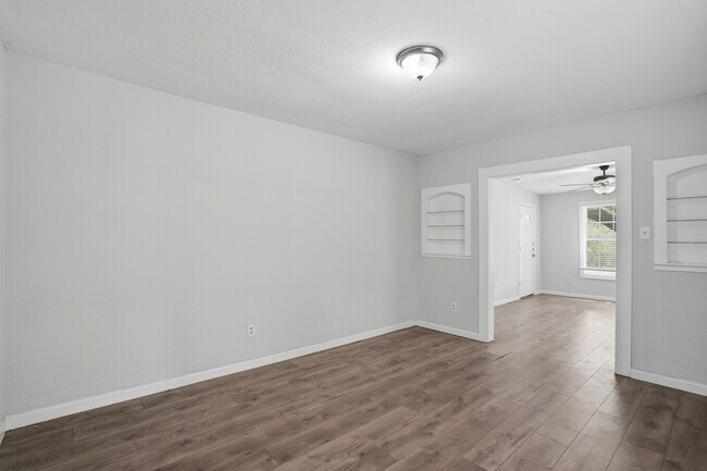 Building Photo - 505 E Heron St