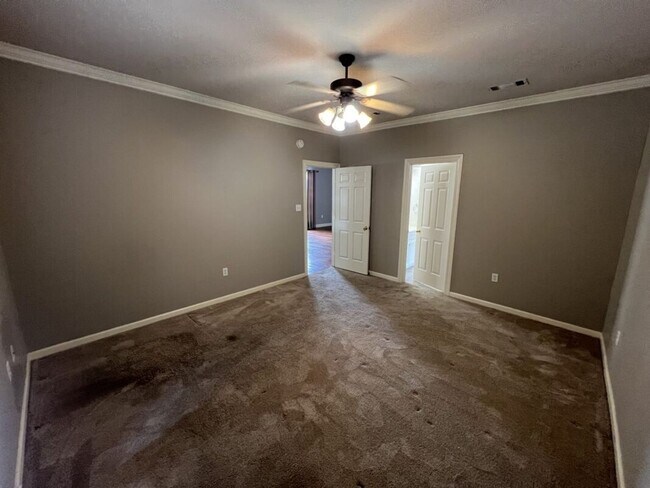 Building Photo - Location!  Location!  3 bedroom, 2 bath house in Beau Pre near LSU