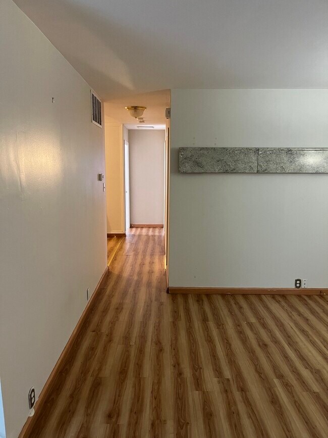 Building Photo - 446 Montrose Dr