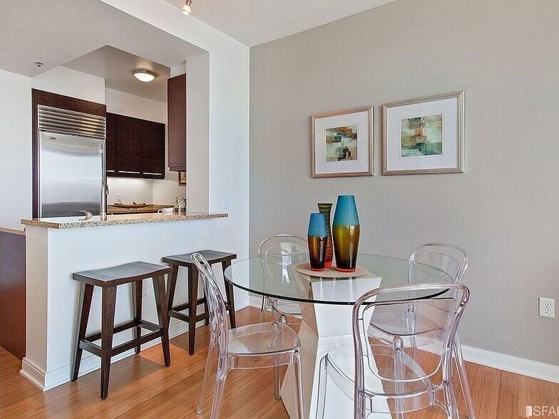 Building Photo - 425 1st St