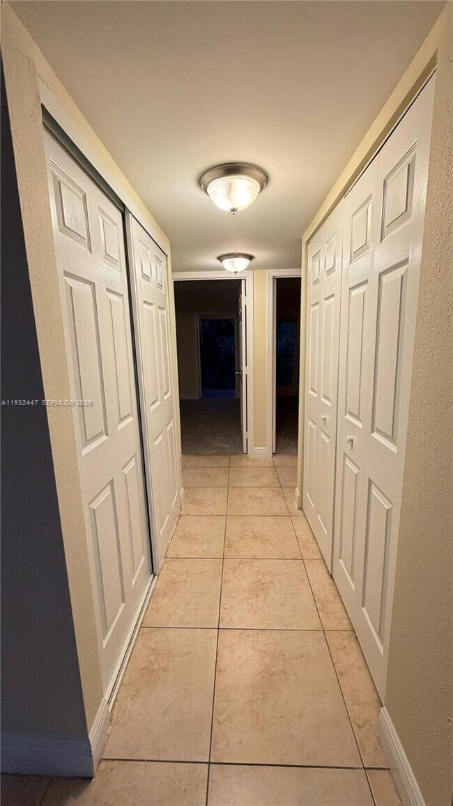 Building Photo - 711 Forest Club Dr