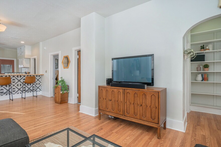 Building Photo - 515 West Mulberry Street