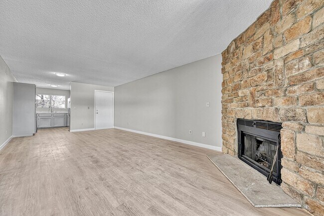 Building Photo - Updated 2 bed / 1 bath home in Lakewood!