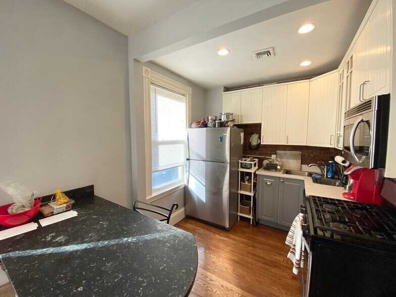 Building Photo - 43 Hillside St