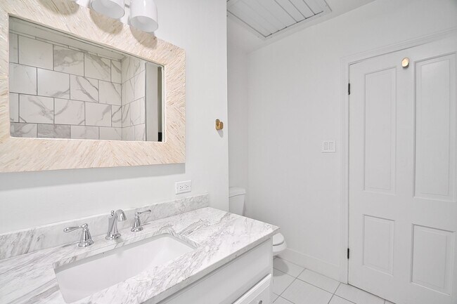 Building Photo - 2 Bed 1 Bath Home in Manhattan Beach Hill Section