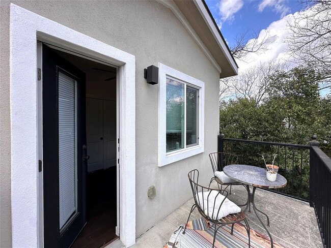 Building Photo - 5004 Rowena Ave