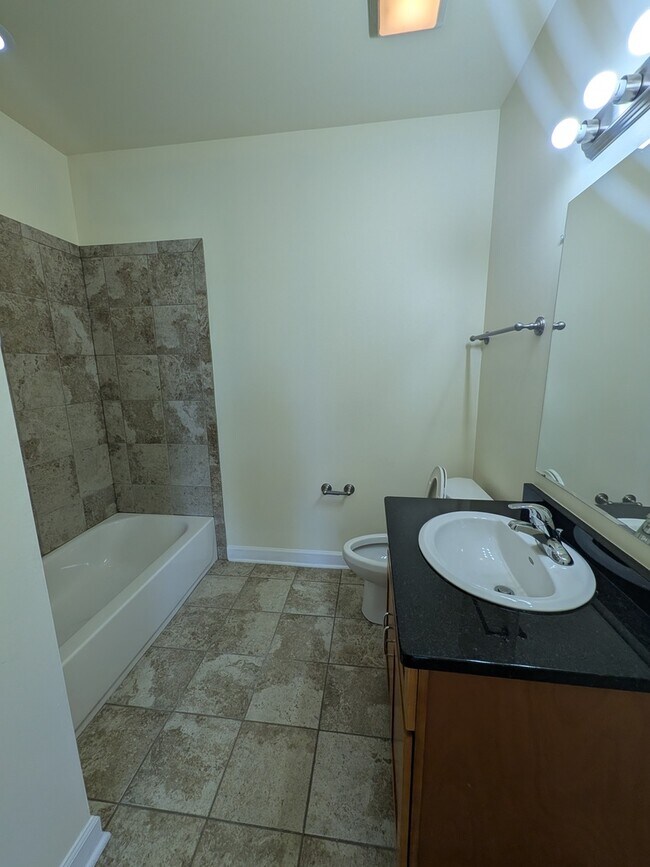 Building Photo - 5031 S Hermitage Ave